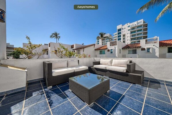 Casa, varias camas, patio, vista a la playa (Las Alamandas 7) | Terraza o patio