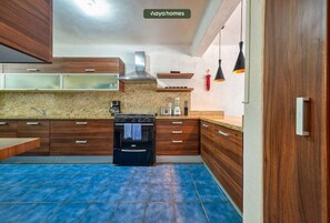 Casa, varias camas, patio, vistas a la playa (Las Alamandas 7) | Cocina privada | Cafetera o tetera y mesa de comedor