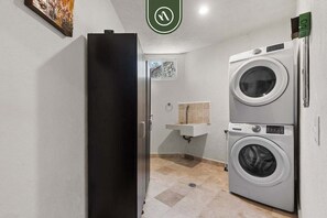 Departamento, varias camas, balcón, vista al océano (Cielo 301) | Lavandería