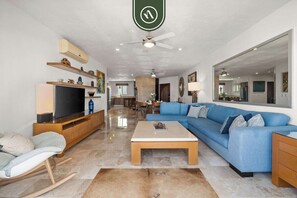 Departamento, varias camas, balcón, vista al océano (Cielo 301) | Área de sala de estar