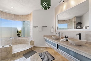 Apartment, Multiple Beds, Balcony, Ocean View (Cielo 301) | Bathroom