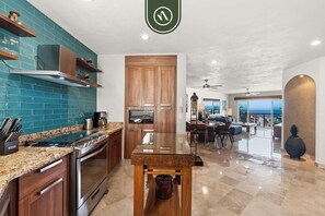 Apartamento, várias camas, cozinha, vista para o oceano (Cielo 301) | Cozinha privada | Mesas de jantar