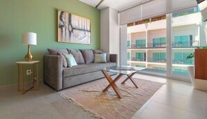 Appartement, 1 kingsize bed met slaapbank, toegang tot zwembad, uitzicht op strand (505 Torre Ambar) | Woonruimte | Een 42-inch flatscreentelevisie met digitale zenders