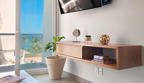 Apartment, 1 King Bed, Kitchen, Beach View (505 Torre Ambar) | Interior