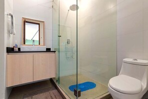 Apartment, 1 King-Bett und Schlafsofa, Poolzugang, Strandblick (505 Torre Ambar) | Badezimmer | Handtücher