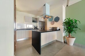 Appartement, 1 kingsize bed met slaapbank, toegang tot zwembad, uitzicht op strand (505 Torre Ambar) | Privékeuken | Een koffiezetapparaat/waterkoker