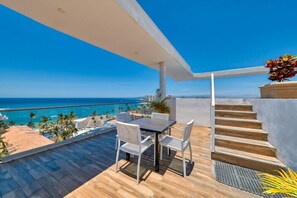 公寓式客房, 1 张特大床和 1 张沙发床, 使用泳池, 海滩景观 (505 Torre Ambar) | 室外用餐