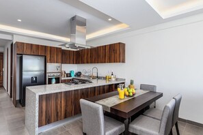 Appart'hôtel, plusieurs lits, cuisine, vue piscine (Believe Condo Flamingos Believe 302) | Cuisine privée | Cafetière/bouilloire
