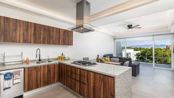 Apartment, Mehrere Betten, Küche, Poolblick (Believe Condo Flamingos Believe 302) | Eigene Küche | Wasserkocher mit Kaffee-/Teezubehör