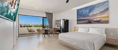 Studio, 1 King Bed, Balcony, Partial Ocean View (605 Tower 202)