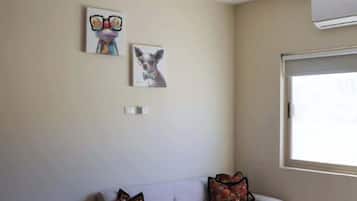 Departamento, varias camas, cocina, vista al océano (BAJA TOMS B 311) | Área de sala de estar | Televisión de pantalla plana de 42 pulgadas con canales digitales