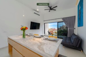 Apartment, 1 King Bed with Sofa bed, Balcony, Ocean View (605 Tower (304-404)) | Interior