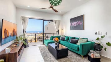 Apartamento, várias camas, sacada, vista para o oceano (HD3-202) | Área de estar | TV de tela plana 42 polegadas com canais digitais