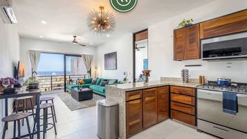 公寓, 多張床, 露台, 海景 (HD3-202) | 私人廚房 | 咖啡機/沖茶器、餐桌