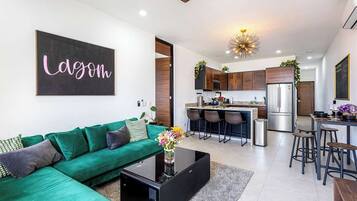 Apartamento, várias camas, sacada, vista para o oceano (HD3-202) | Área de estar | TV de tela plana 42 polegadas com canais digitais