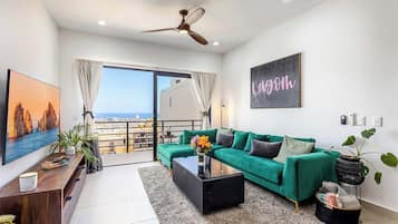 Apartamento, várias camas, sacada, vista para o oceano (HD3-202) | Área de estar | TV de tela plana 42 polegadas com canais digitais