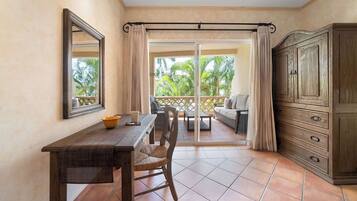 Apartment, Multiple Beds, Balcony, Partial Ocean View (Las Mañanitas LM C208) | Interior