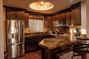 ماكينة لصنع القهوة/الشاي، مائدة طعام