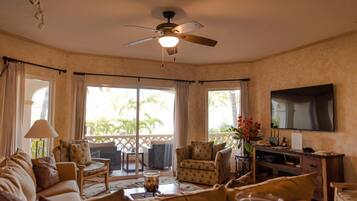 Apartment, Mehrere Betten, Balkon, eingeschränkter Meerblick (Las Mañanitas LM C208) | Wohnbereich | 42-Zoll-Flachbildfernseher mit Digitalempfang