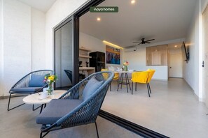 Estudio, 1 cama King size, balcón, vista a la ciudad (605 Tower 302) | Interior