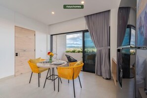 Estudio, 1 cama King size, balcón, vista a la ciudad (605 Tower 302) | Restaurantes