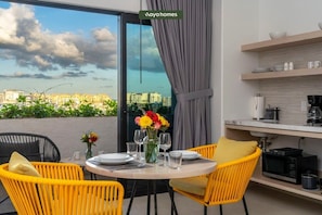 Studio, 1 King Bed, Balcony, City View (605 Tower 302) | Dining