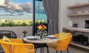 Studio, 1 King-Bett, Balkon, Stadtblick (605 Tower 302) | Speisen