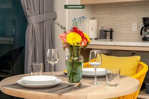 Studio, 1 King Bed, Balcony, City View (605 Tower 302) | Dining