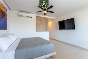 Estudio, 1 cama King size, balcón (605 Tower 102) | 1 habitación, decoración personalizada y muebles diferentes