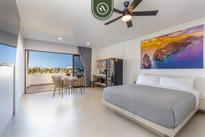 Studio, 1 King Bed, Balcony (605 Tower 102)