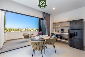 Estudio, 1 cama de matrimonio grande, balcón (605 Tower 102) | 1 dormitorio, decoración individual, mobiliario individual