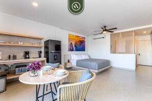 スタジオ キングベッド 1 台 バルコニー (605 Tower 102) | 内装