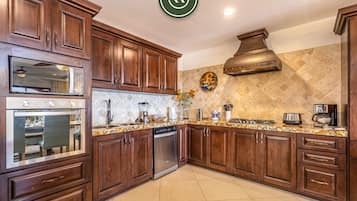 Condo, varias camas, balcón, vista al océano (Hacienda Encantada 2709) | Cocina privada | Cafetera y tetera, tetera eléctrica y comedor