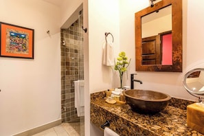 Condo, nhiều giường, sân hiên, quang cảnh biển (Hacienda Encantada 1706) | Phòng tắm | Khăn tắm 