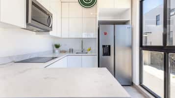 Townhouse, 2 Tempat Tidur Queen, dapur, pemandangan samudra (Camino del Mar 731) | Dapur pribadi | Mesin pembuat kopi/teh dan meja makan