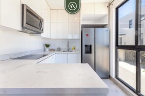 Townhouse, 2 Tempat Tidur Queen, dapur, pemandangan samudra (Camino del Mar 731) | Dapur pribadi | Mesin pembuat kopi/teh dan meja makan