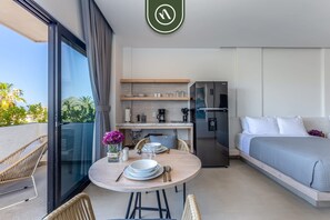 Studio, 2 grands lits, balcon, vue ville (605 Tower 103) | 1 chambre, décoration personnalisée, ameublement personnalisé