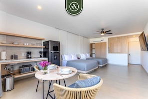 Studio, 2 Queen Beds, Balcony, City View (605 Tower 103) | Interior