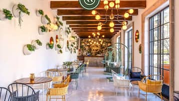 Apartment, Multiple Beds, Patio, Ocean View (Hacienda Encantada 1710) | Dining