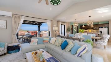 Townhouse, Beberapa Tempat Tidur, patio, pemandangan samudra (Copala 71) | Area keluarga | Televisi layar datar 42-inci dengan saluran TV digital dan perapian