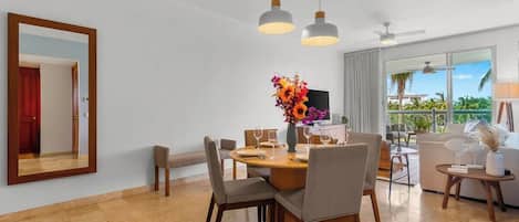 Condo, varias camas, patio, vista a la playa (Balancan 302) | 2 habitaciones, decoración personalizada y muebles diferentes