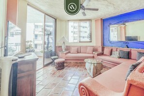 Leilighet, flere senger, kjøkken, havutsikt (Vista del Sol 804) | Oppholdsområde | En 42-tommers Flatskjerm-TV med digitale kanaler