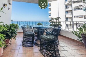 Departamento, varias camas, balcón, vista al océano (Vista del Sol 804) | Terraza o patio