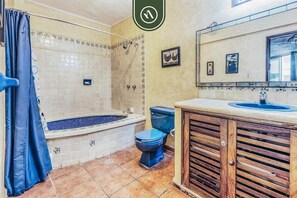 Apartment, Multiple Beds, Balcony, Ocean View (Vista del Sol 804) | Bathroom | Towels