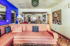 Departamento, varias camas, balcón, vista al océano (Vista del Sol 804) | Área de sala de estar