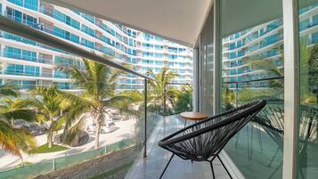 Huoneisto, useita sänkyjä, keittiö, valtamerinäköala (Aria Ocean T2 179) | Terassi/patio