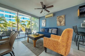 Huoneisto, useita sänkyjä, keittiö, valtamerinäköala (Aria Ocean T2 179) | Oleskelualue | 42–tuumainen taulutelevisio, jossa digitaalikanavat