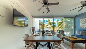 Un espace repas comprenant une grande table, des chaises et un ventilateur de plafond.