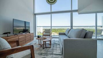 Appartement, meerdere bedden, keuken, uitzicht op oceaan (Maritima Playa 9R) | Woonruimte | Een 42-inch flatscreentelevisie met digitale zenders