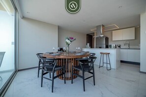 Condo, varias camas, acceso a la alberca, vista al océano (Maritima Playa 9R) | 2 habitaciones, decoración personalizada y muebles diferentes 